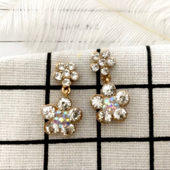 LAST ONE 💖Boutique Flower Earrings - Picture 2 of 4